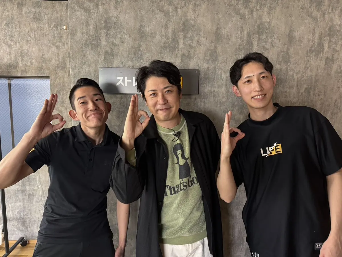テレビ番組の取材で来店した出演者とトレーナー2人